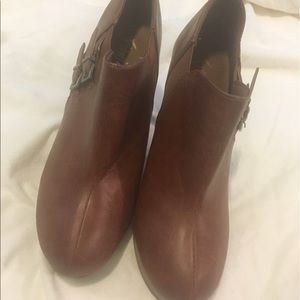 Tan/brown booties size 8