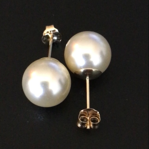 14k Solid Gold White Pearl Stud Earrings - Picture 3 of 4