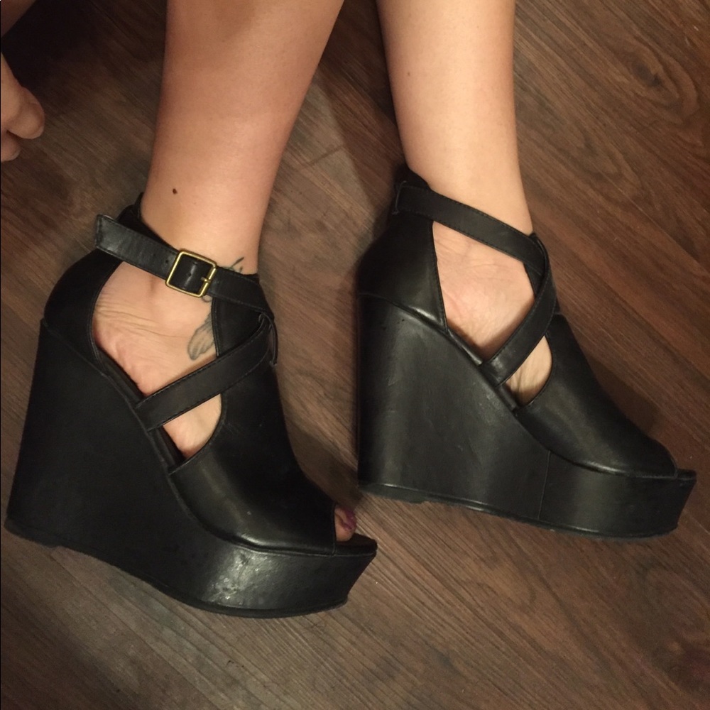 Comfy black wedges ❤️