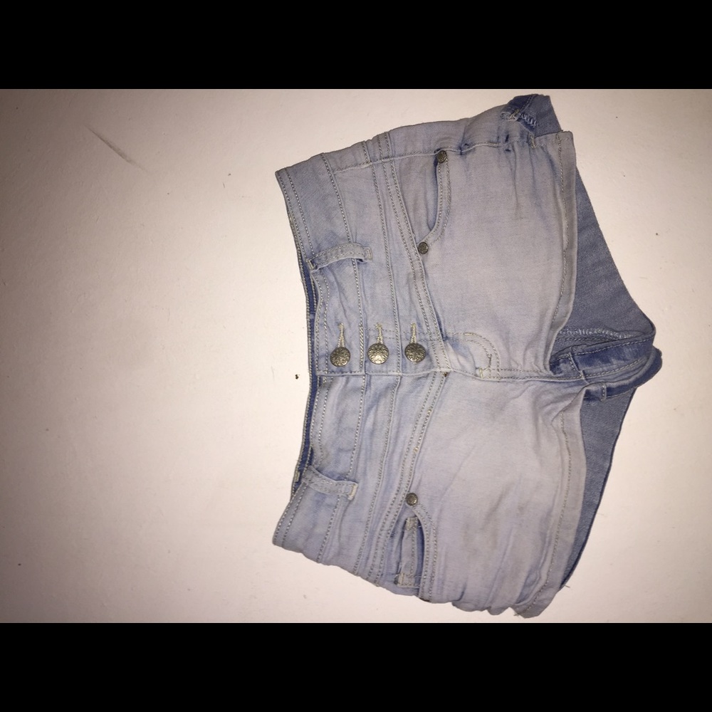 Blue spice shorts, light wash and white