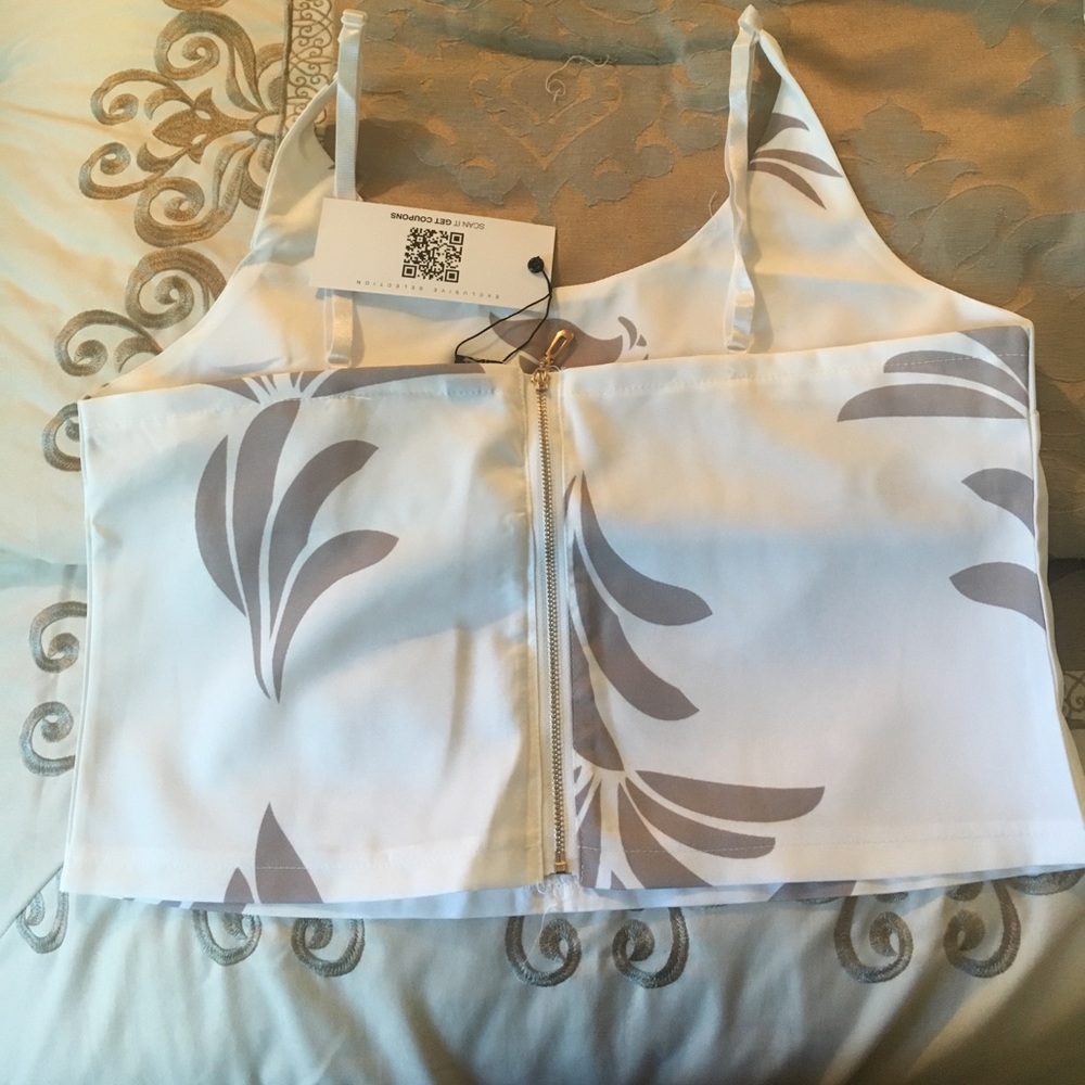 White with design 2 piece cropped pants suit - Picture 3 of 4