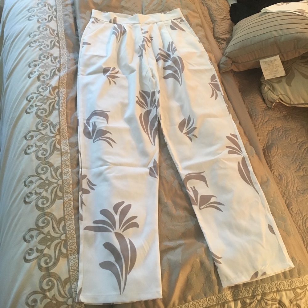 White with design 2 piece cropped pants suit - Picture 4 of 4