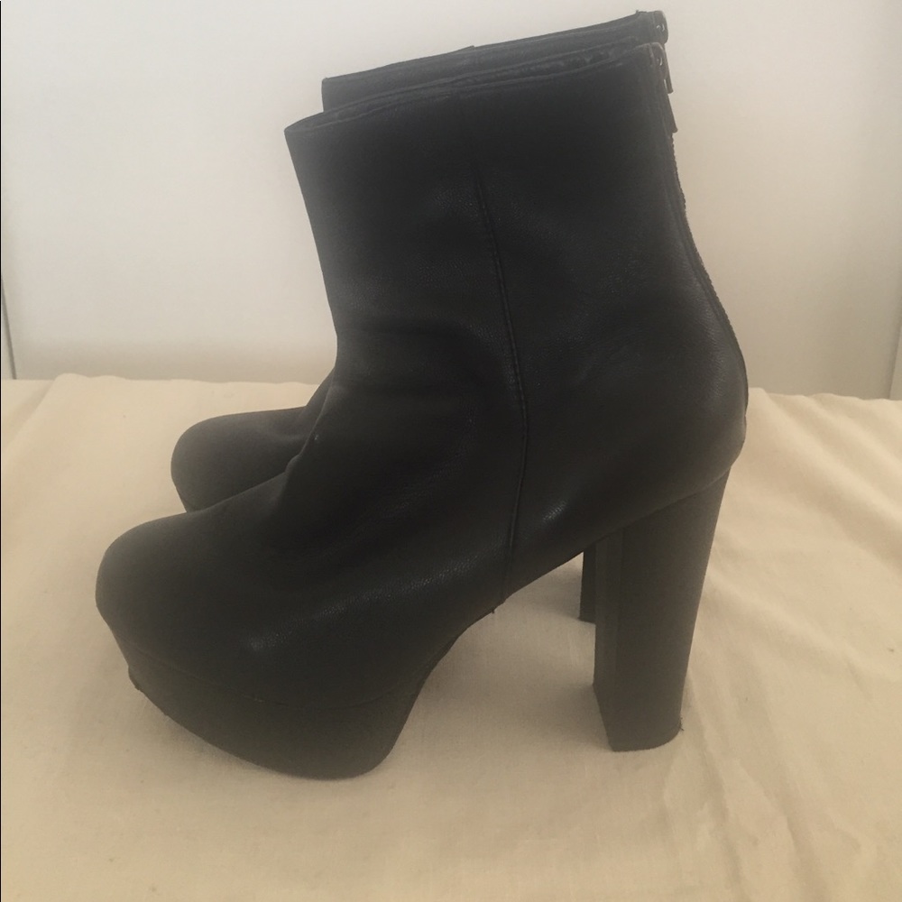 Steve Madden Desirred Platform Bootie!