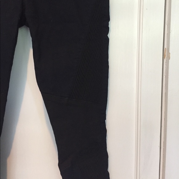 Guess Jeans Size 27 - Picture 3 of 3