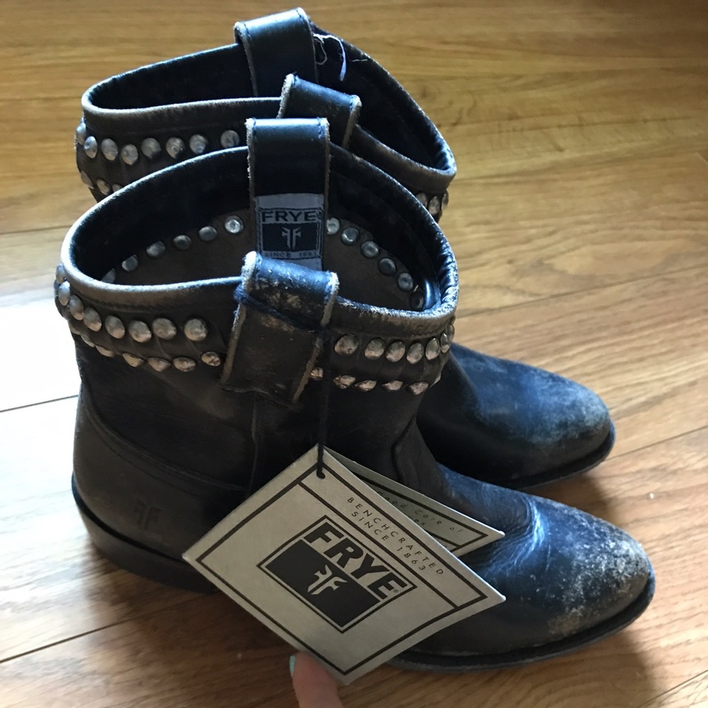FRYE Diana Cut Stud Short Stonewash