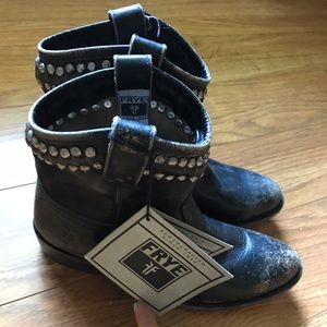 FRYE Diana Cut Stud Short Stonewash