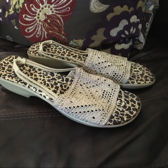 Size 9 sandals - Picture 1 of 3
