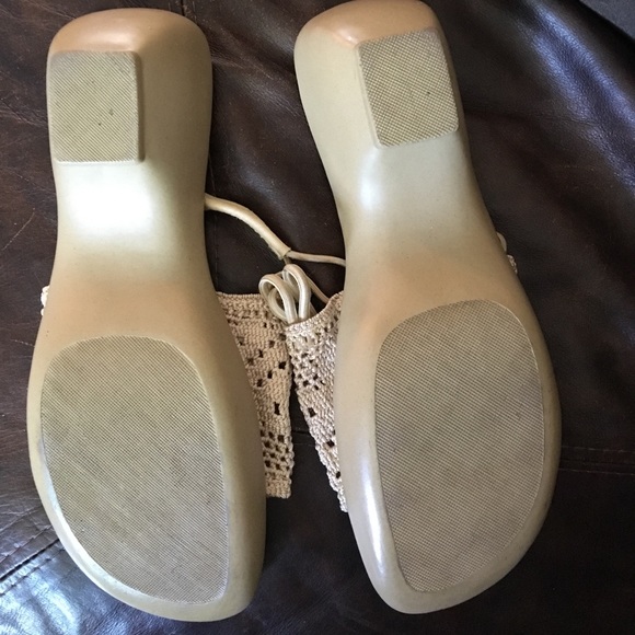 Size 9 sandals - Picture 2 of 3