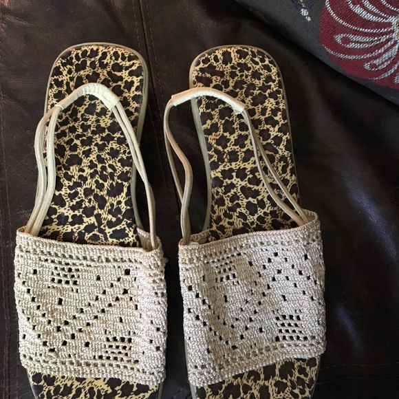 Size 9 sandals - Picture 3 of 3