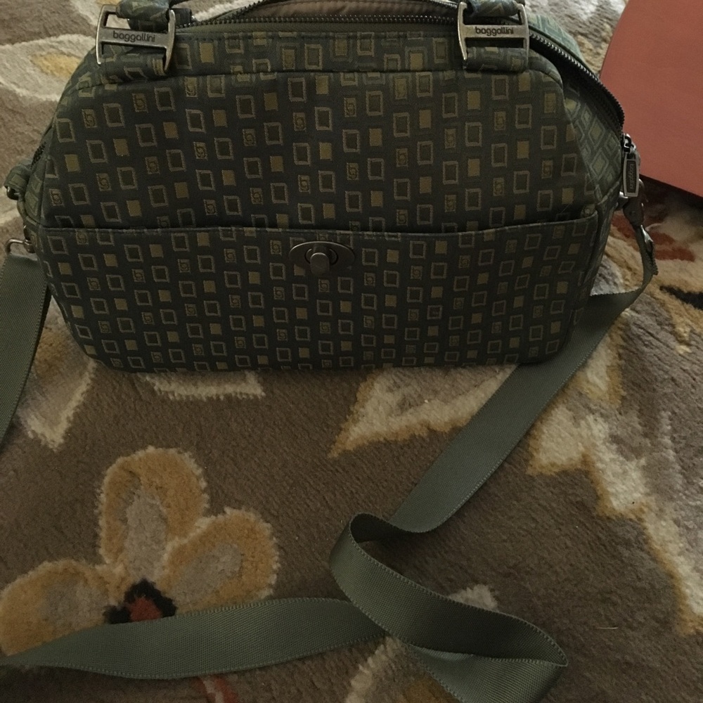 Baggallini satchel.