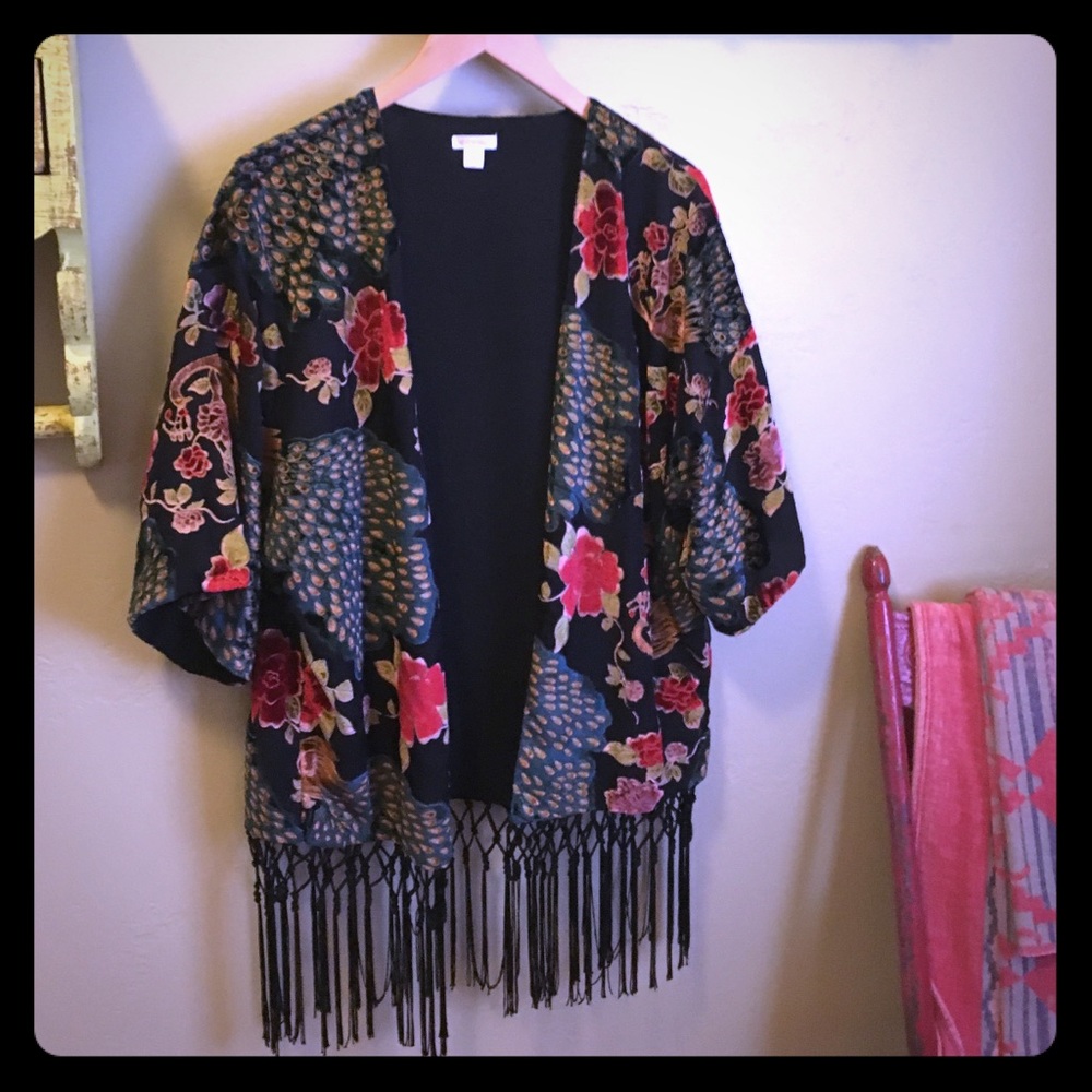 Xhilaration pretty Kimona style top.  Size medium