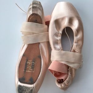 Lightly used Gaynor Minden Pointe Shoes 9.5 3 box