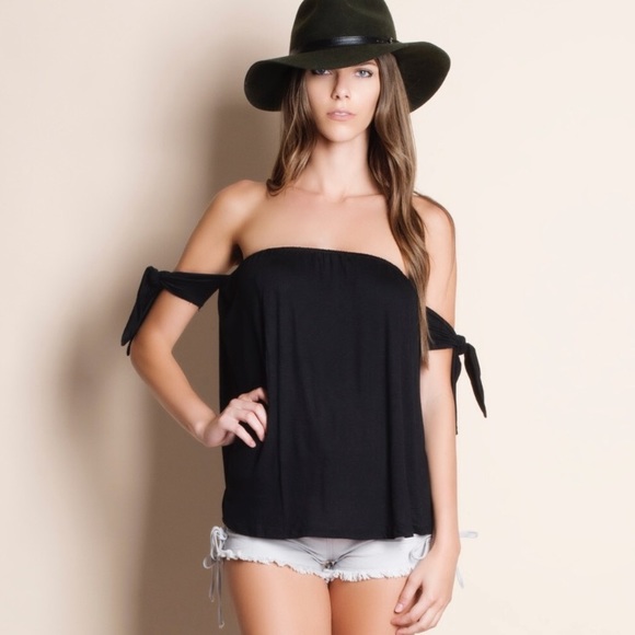 Last 1! 🌟Black off-shoulder top - Picture 2 of 4