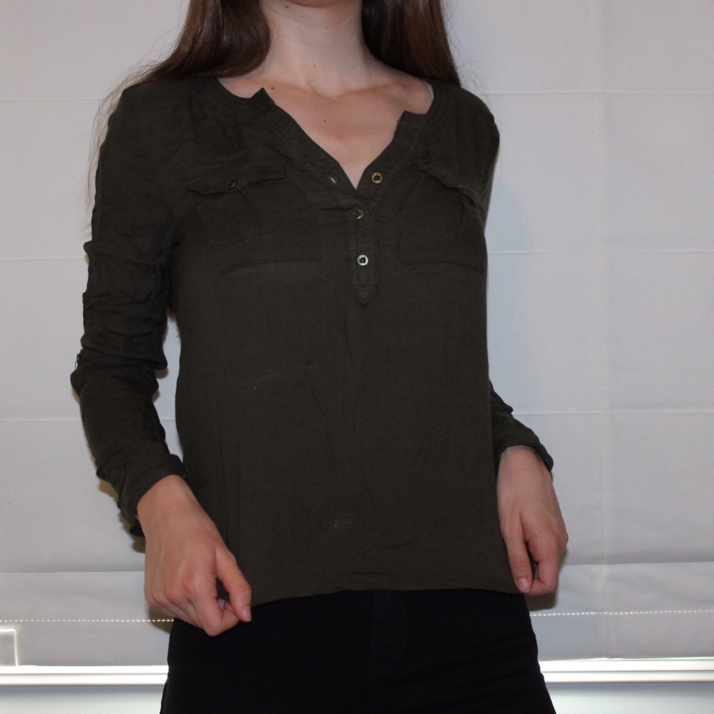 forest green crepe shirt from UO 💎