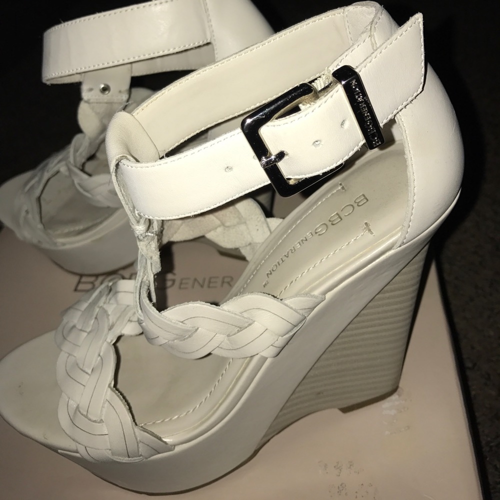 NIB-----BCBG CREAM COLORED WRAP WEDGES - Picture 2 of 6