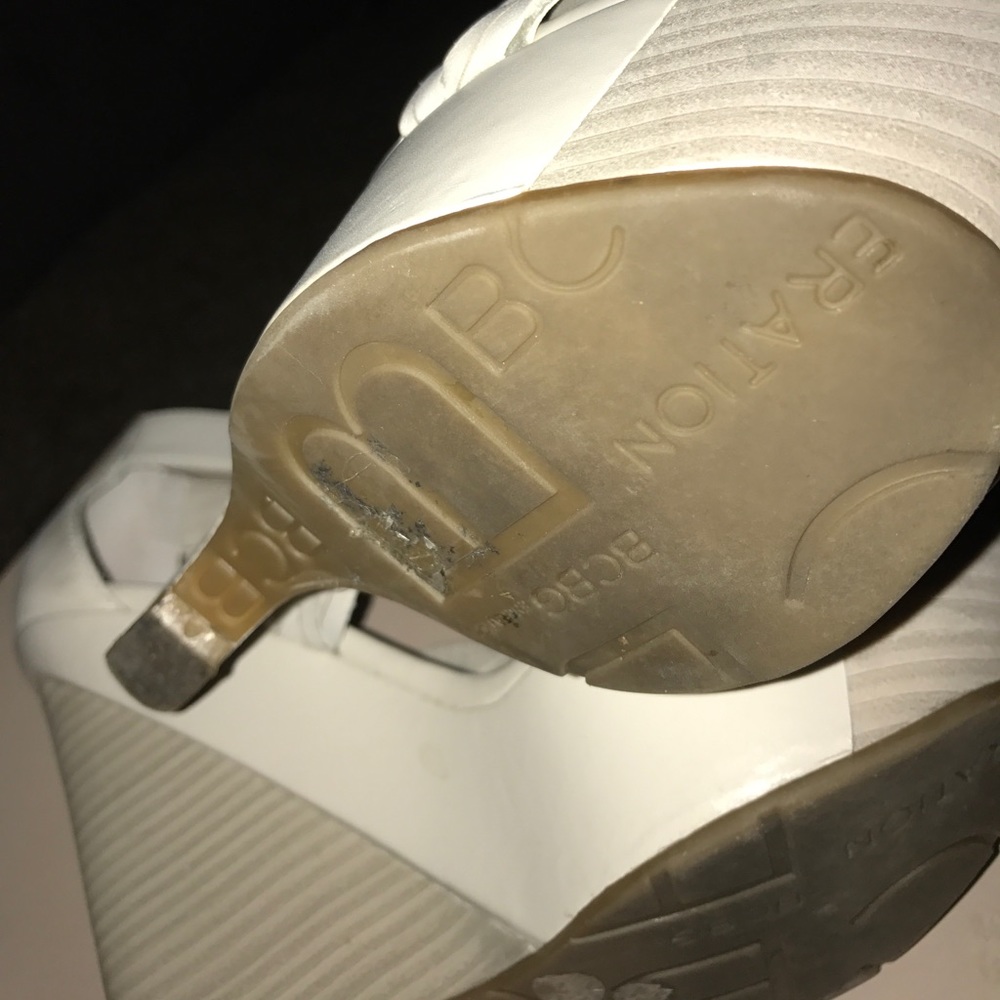 NIB-----BCBG CREAM COLORED WRAP WEDGES - Picture 5 of 6