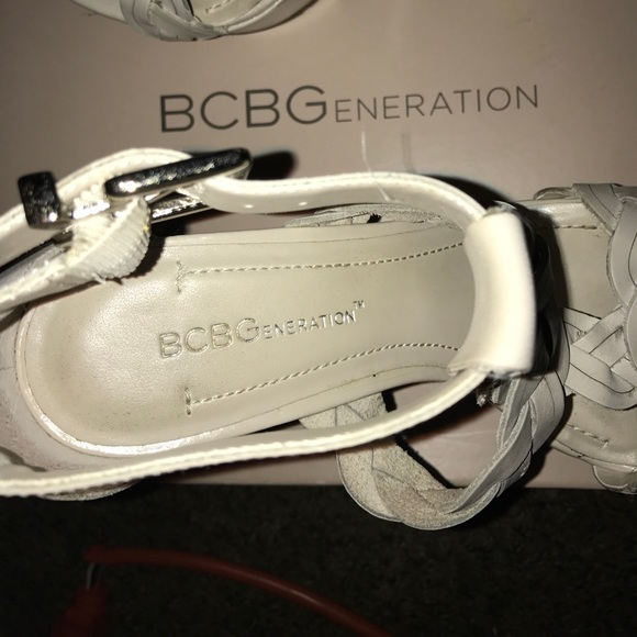 NIB-----BCBG CREAM COLORED WRAP WEDGES - Picture 3 of 6