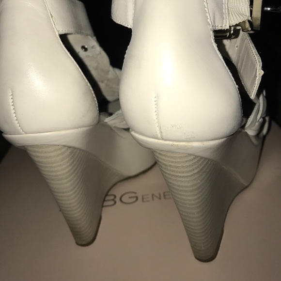 NIB-----BCBG CREAM COLORED WRAP WEDGES - Picture 4 of 6