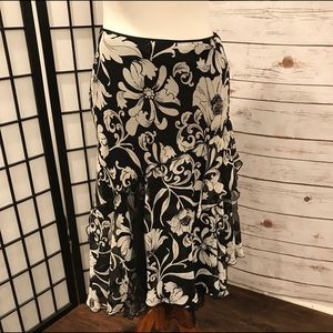🌻 WHBM White House Black Market Lightweight Skirt