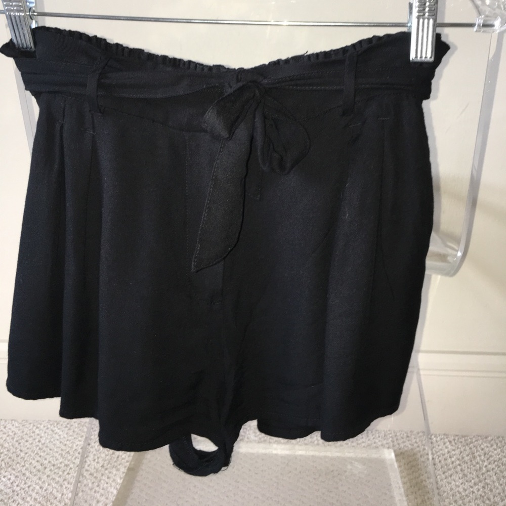 Aritzia flowy bow shorts