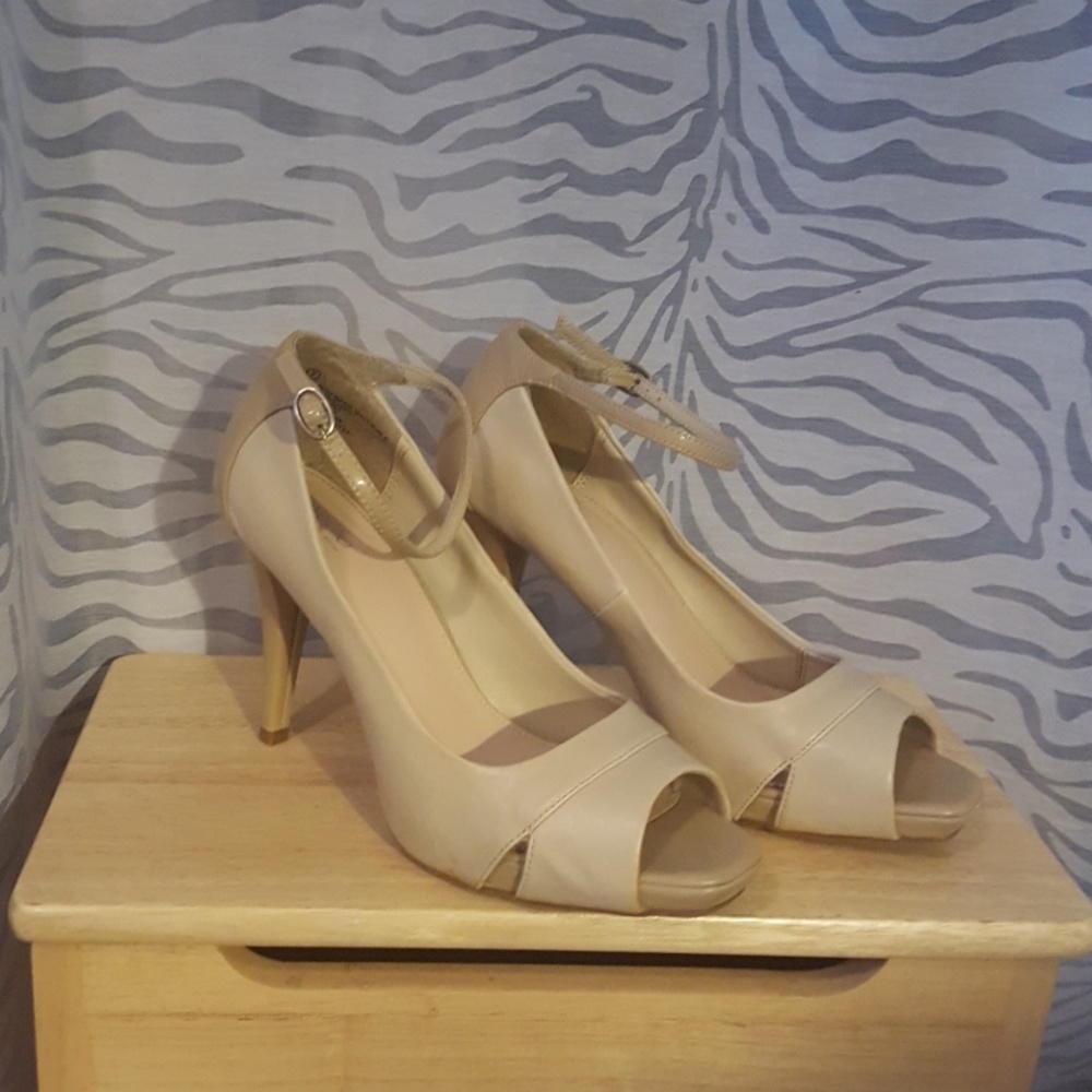 Nude Pumps - Picture 2 of 4