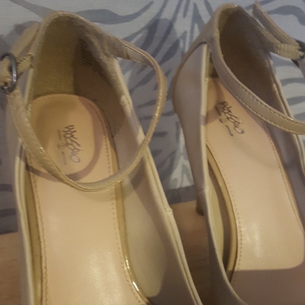 Nude Pumps - Picture 3 of 4