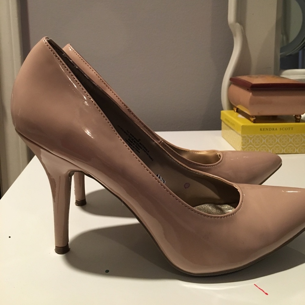 Nude Pumps