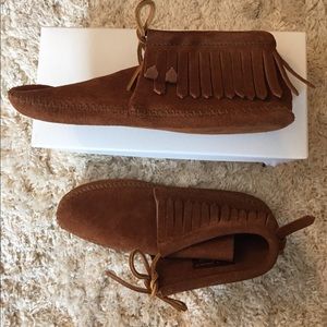 Size 8 women's Minnetonka fringe moccasins