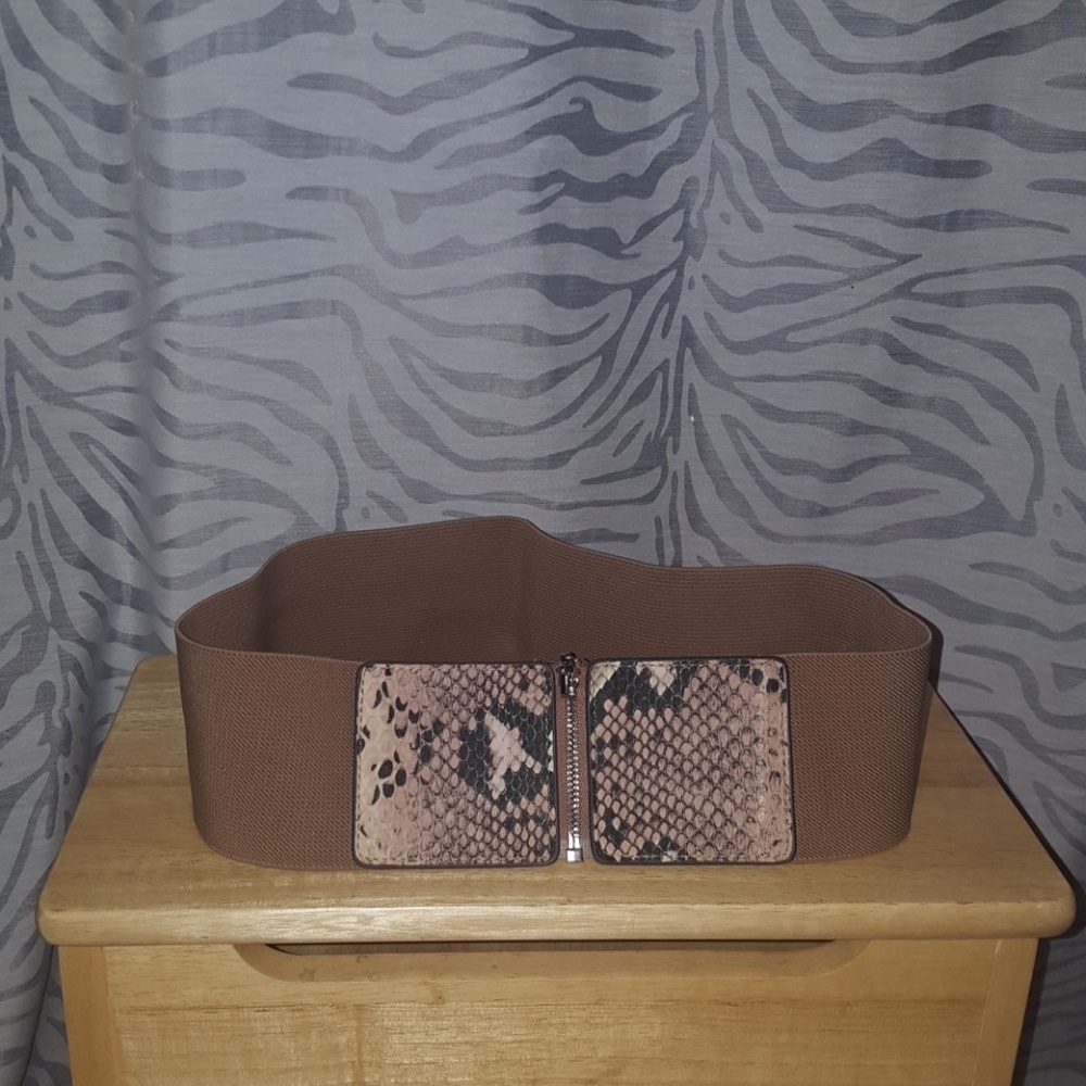 Snake skin print, zip up belt