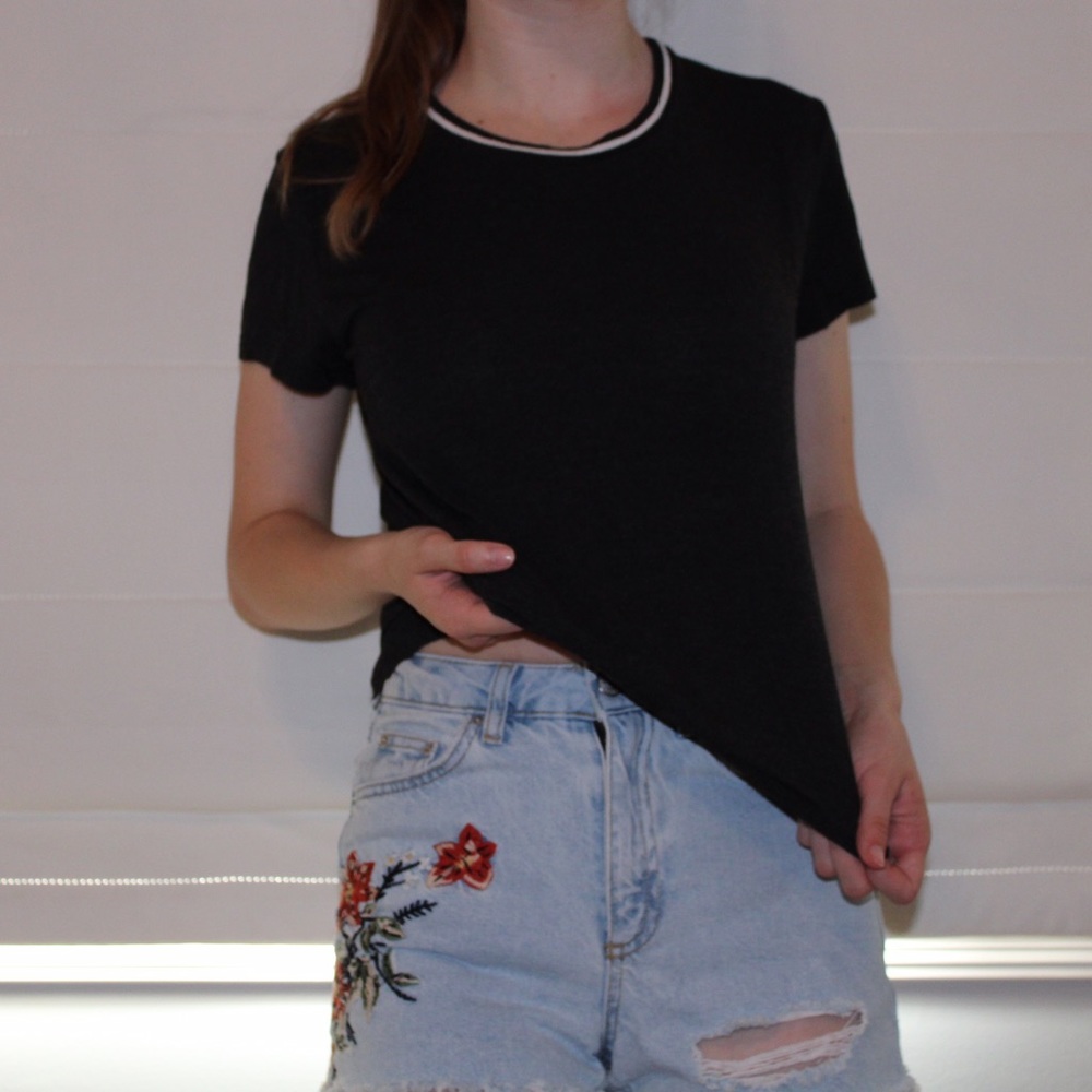 heathered black Brandy tee w neck detailing 💫
