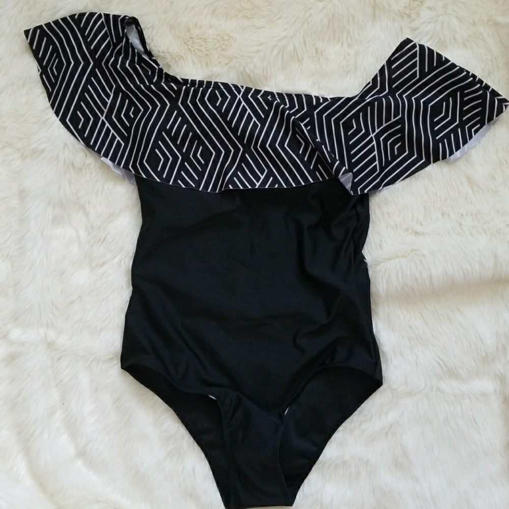 🎉HP🎉 Off The Shoulder Swimsuit - Picture 3 of 5