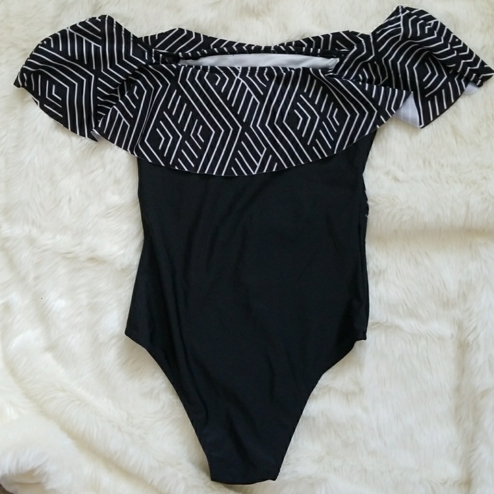 🎉HP🎉 Off The Shoulder Swimsuit - Picture 4 of 5