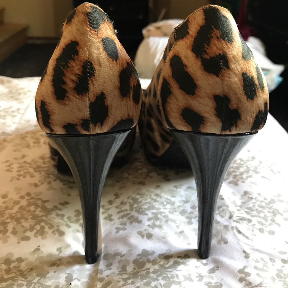 Guess - Picture 3 of 4