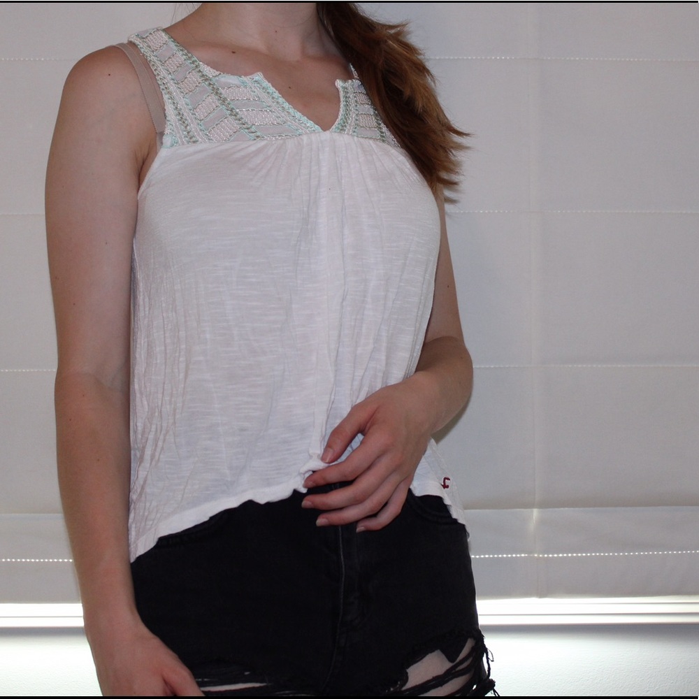 detailed neck tank top 🎉