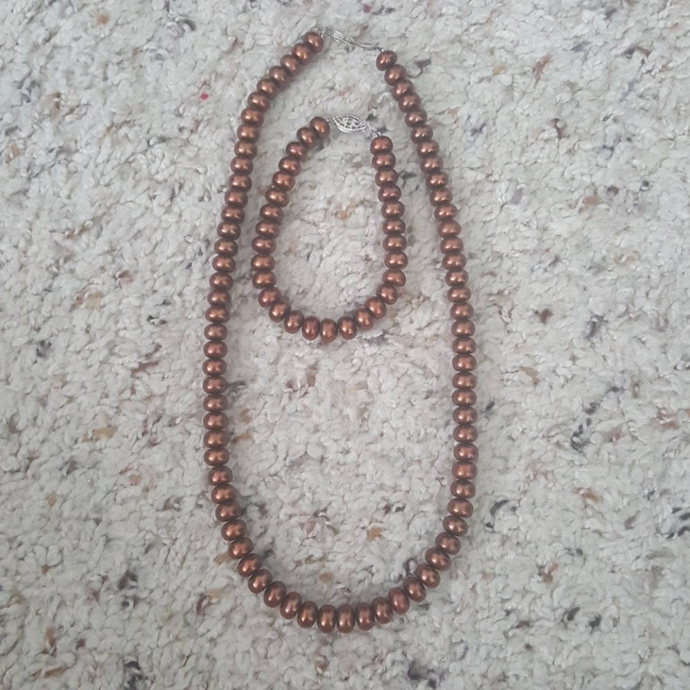 Pearl necklace and bracelet set