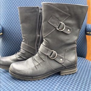 Naturalized grey boots