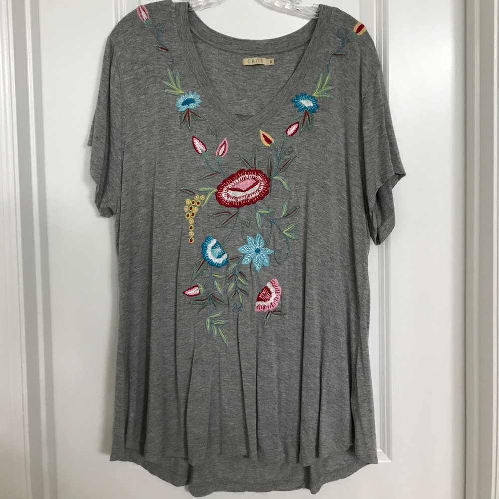 Floral embroidered gray tee