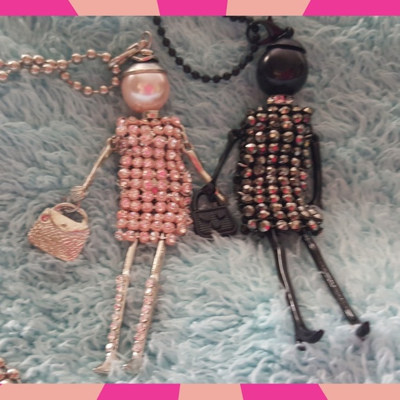 Jewelry - ♡🆕️RHINESTONE GLITZY LADY PENDANT MOVEABLE NECKLACE, in COLORS OF BLACK or PINK