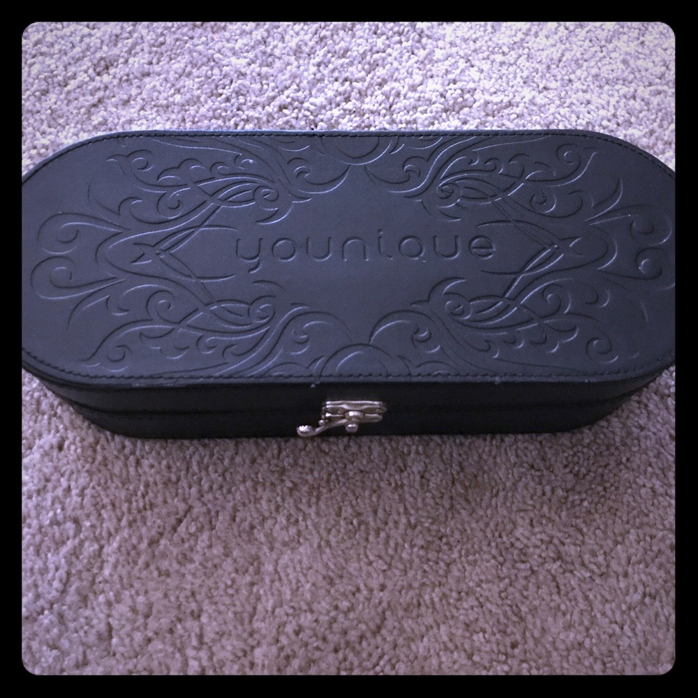Younique case with a claw lock in front !