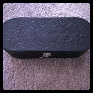 Younique case with a claw lock in front !