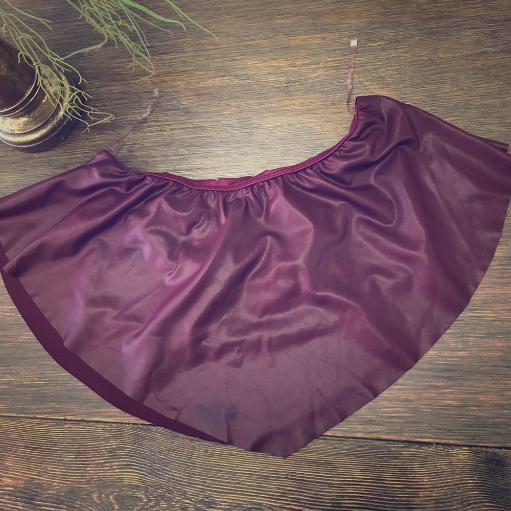 Strapless loose diamond design cropped top.