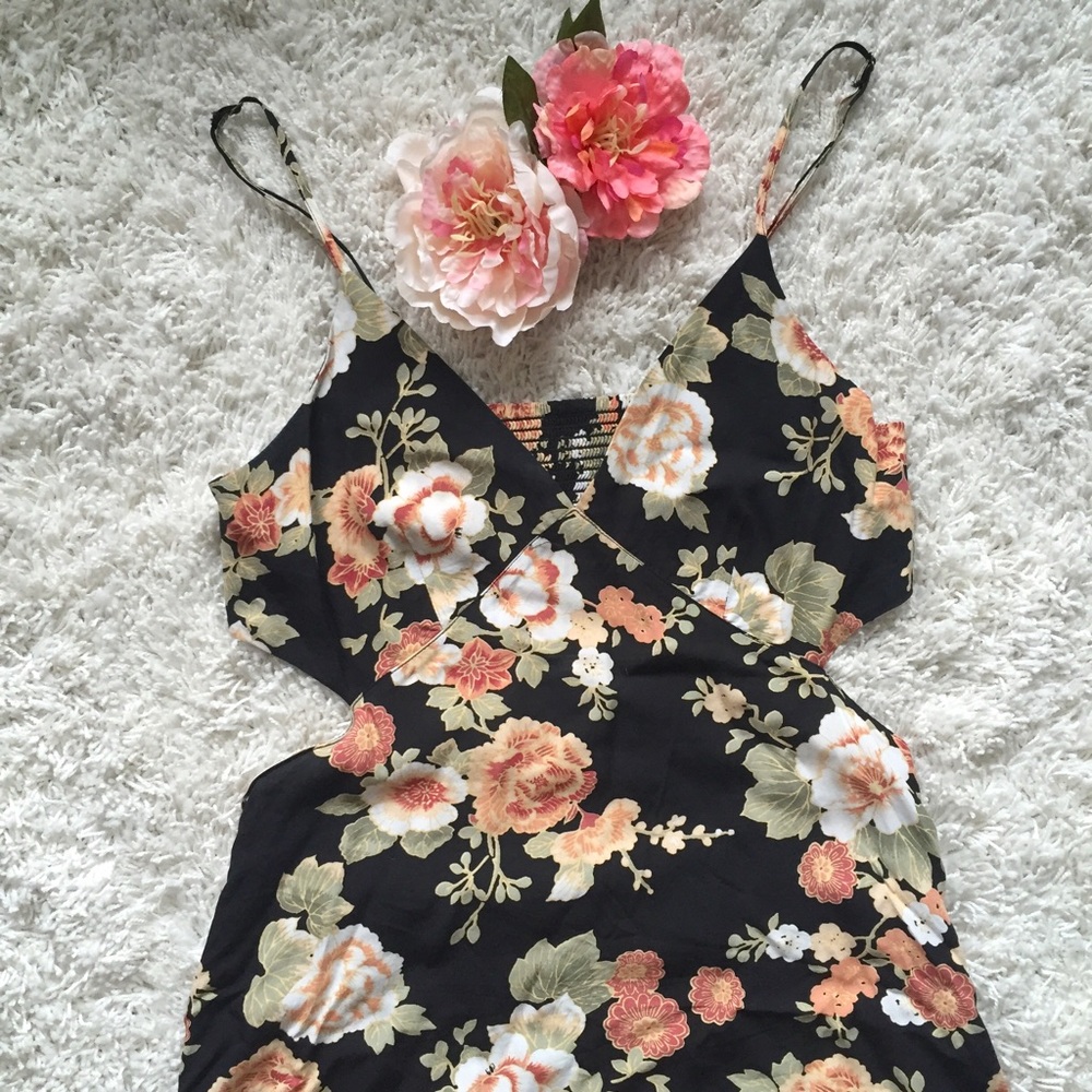 Forever 21 🌺 Floral open back Maxi Dress