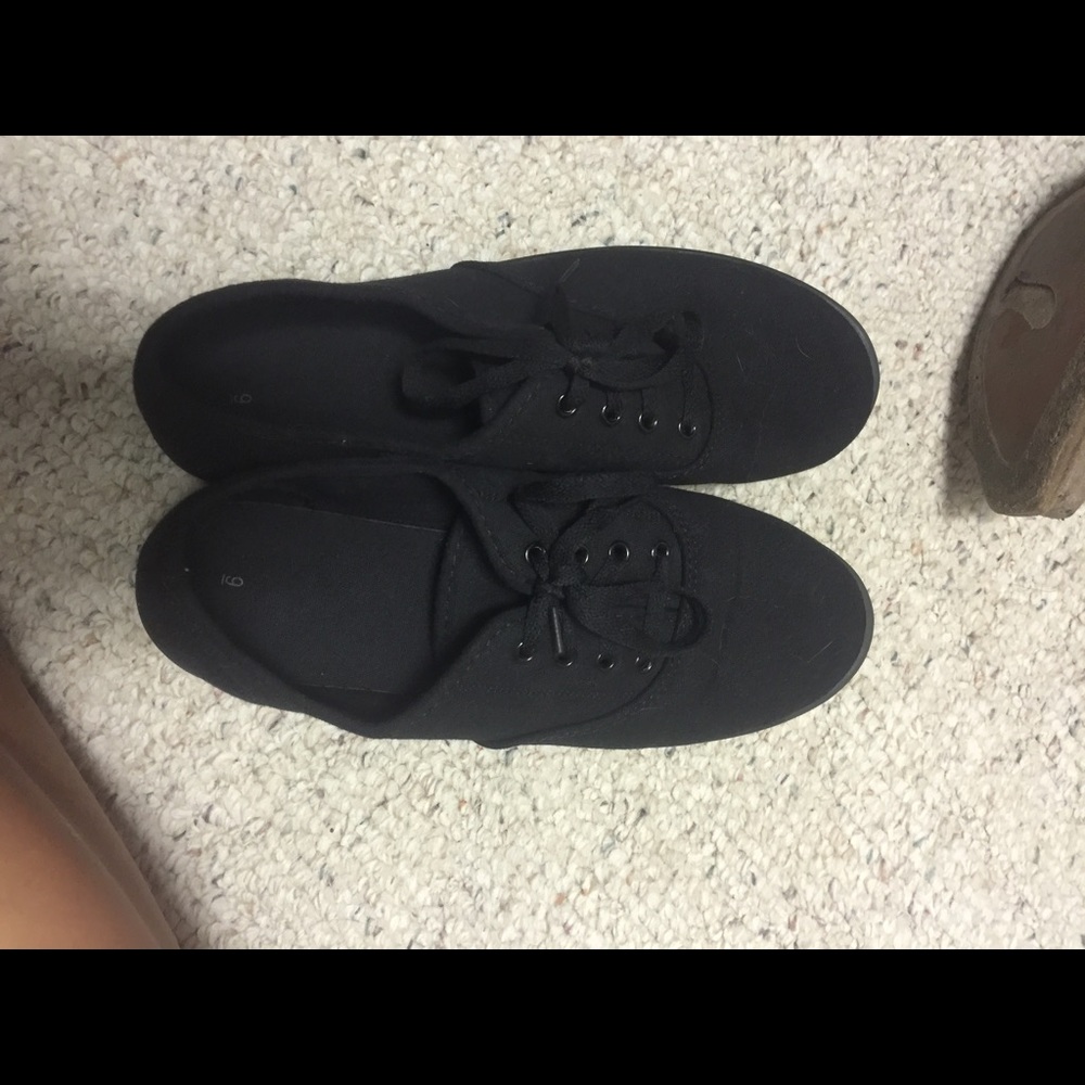 Tennis shoes