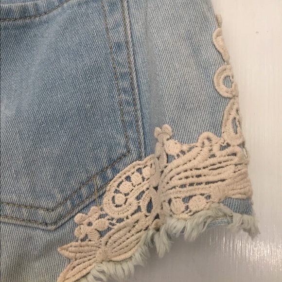 Jean Shorts with lace trim - Picture 2 of 2
