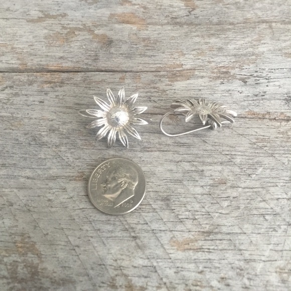 Daisy Sterling Silver Earrings - Picture 3 of 3