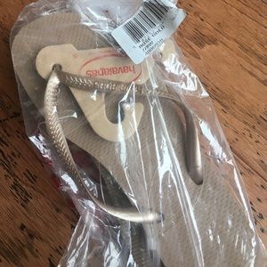 NWT Havaianas Rose Gold flip flops. Size 7/8