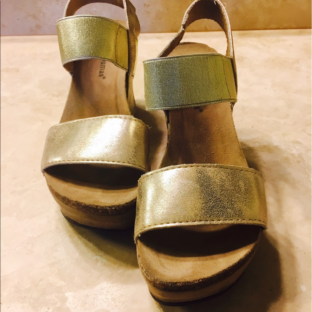 Ladies sz 6 gold Pierre Dumas platform sandals