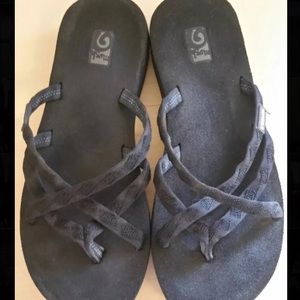 Black Teva mush