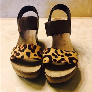 Ladies sz 6 Pierre Dumas Leopard platform sandals