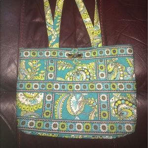 CLOSET CLEAROUT Vera Bradley handbag CLOSET CLEAROUT Vera Bradley handbag 
